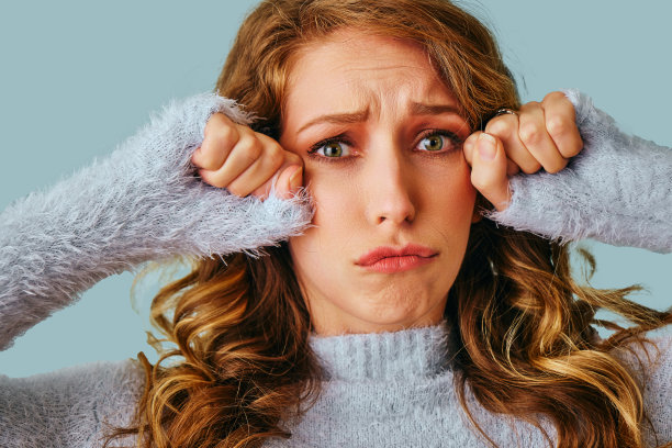 一个美丽悲伤的女人的肖像图片下载