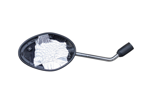 摩托车的破碎后视镜孤立在白色背景上，包括剪切路径。图片下载