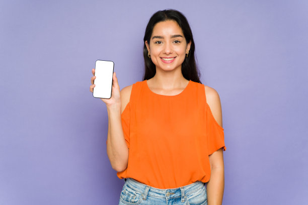 漂亮女人在用智能手机图片下载