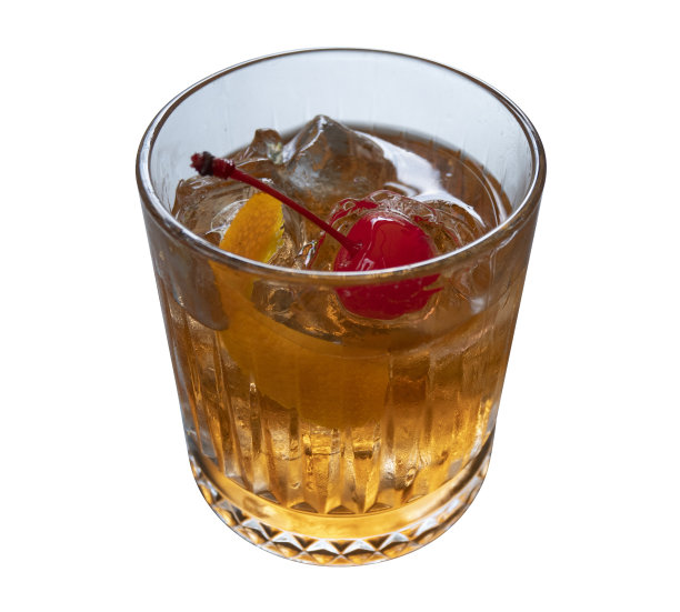 老式鸡尾酒樱桃橙皮孤立在白色背景图片下载