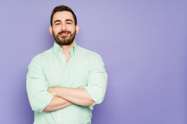 一个英俊的白人男子的肖像旁边的复印空间图片下载