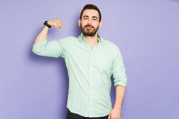 自信的男人感觉自己很强大图片下载