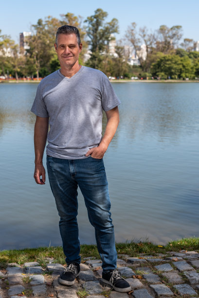 一个英俊的男人手插在口袋里看着镜头图片下载