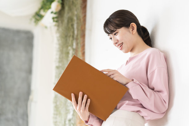 棕色锉刀的女人图片下载