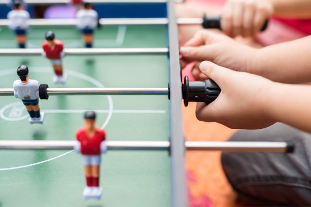 特写男孩的手在踢足球图片下载