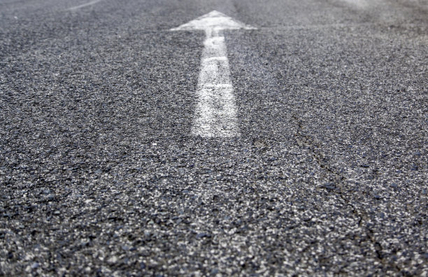 方向箭头在沥青上图片下载