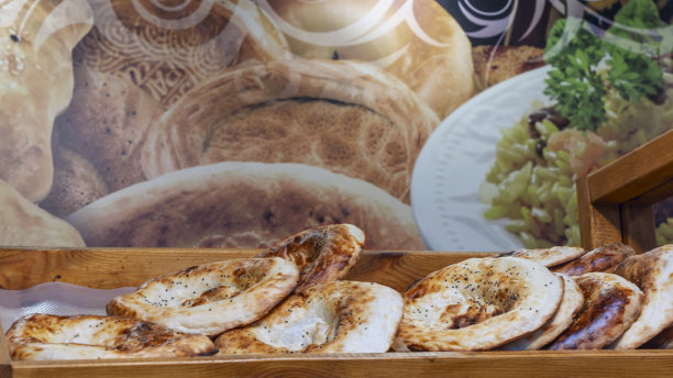 商店的货架上放着许多新鲜的东方面包。篮子里的皮塔面包。希腊皮塔饼或lahmajor面包。图片下载