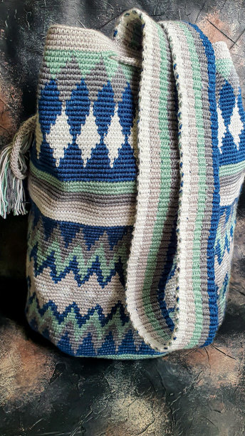 手工制作的袋。用彩色线编织的体积和舒适的佩戴与长柄。图片下载