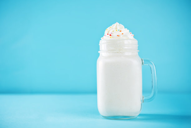 一杯甜香蕉奶昔图片下载