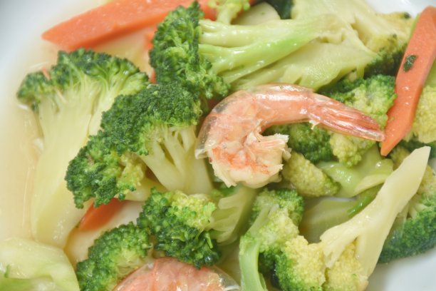 花椰菜、胡萝卜和虾一起炒图片下载