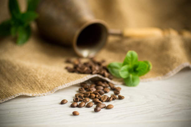 咖啡豆撒在cezve旁边图片下载