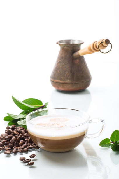 一杯心型拿铁咖啡和咖啡豆图片下载