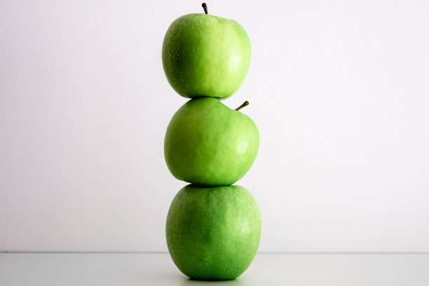 白色背景上的青苹果特写。图片下载