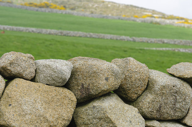 传统的干石墙，常见在北爱尔兰的莫恩山脉周围。图片下载