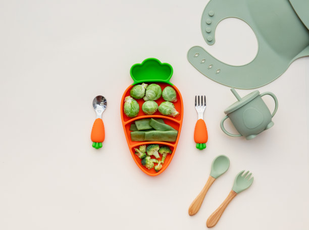 婴儿食品在碗里。浅色背景上的新鲜蔬菜。第一次喂养的婴儿食品。图片下载