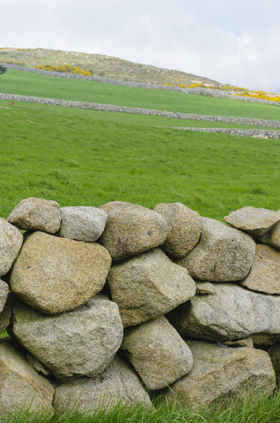 传统的干石墙，常见在北爱尔兰的莫恩山脉周围。图片下载