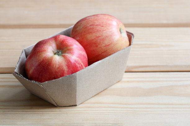红苹果装在纸板箱里，包装。图片下载