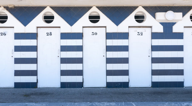 海滩上的复古化妆间图片下载