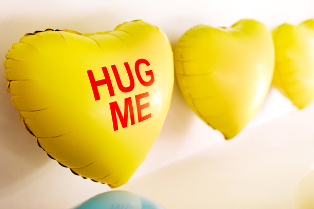 背景是心形的黄色气球。爱的概念。节日对象，生日，情人节，婚礼。聚会装饰。贺卡。心有铭文拥抱我图片下载