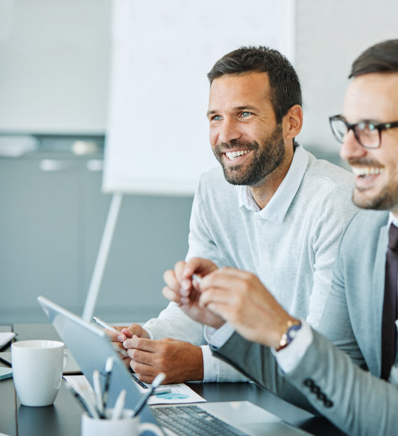 商务人士办公室团队合作会议（成功、企业讨论、微笑的快乐商人肖像）图片下载