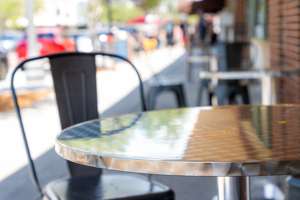 银色café桌子和黑色椅子在人行道上图片下载