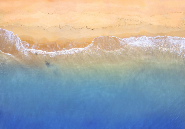 安达曼海美丽的热带天堂海滩的航拍照片。蔚蓝色的水，阳光明媚的空中风景图片下载