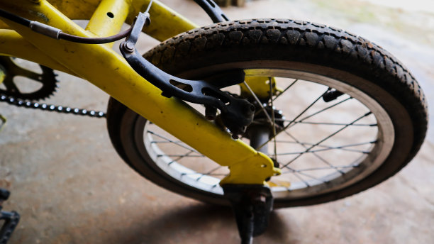 孩子们的自行车轮胎有点脏图片下载