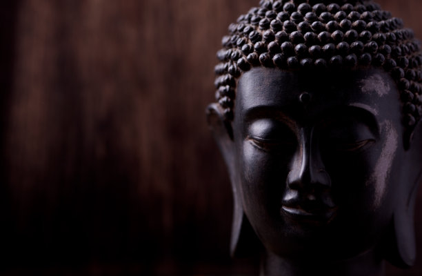 黑色背景上的冥想佛像。软的焦点。关闭了。副本的空间。图片下载