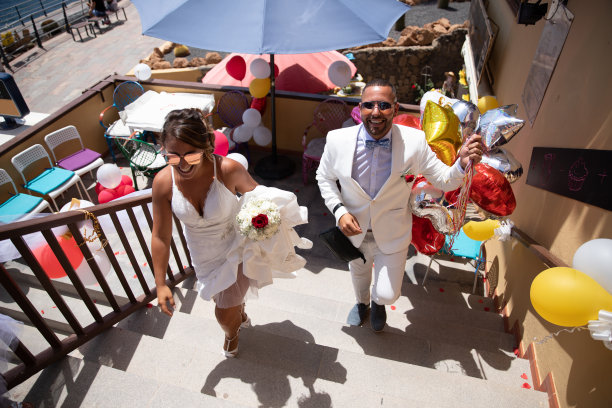 新婚夫妇在婚宴上庆祝这一事件图片下载