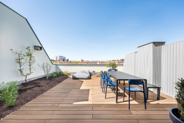 屋顶露台，花园和城市天际线的景色图片下载