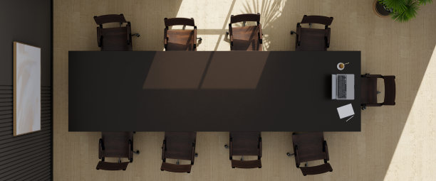 一间现代化的会议室，棕色的会议桌上放着一台笔记本电脑。头顶球图片下载