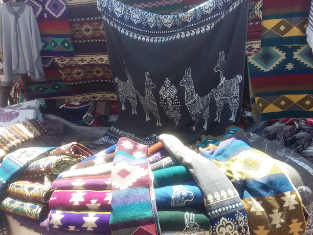 当地市场的纪念品商店。Banos图片下载