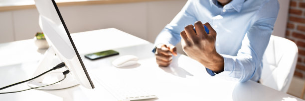 拿着压力球的商人图片下载