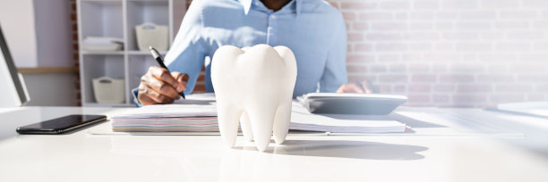 在商人面前计算账单的牙齿图片下载