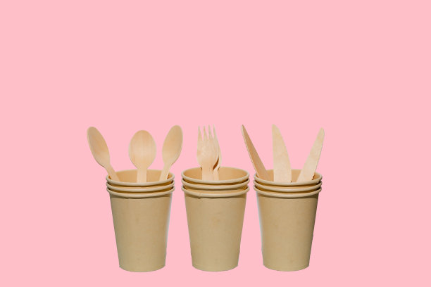 纸杯和餐具分开放置。图片下载