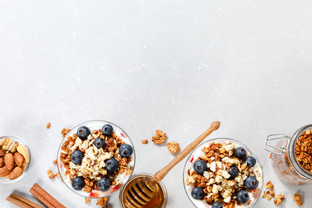 燕麦冻配希腊酸奶，燕麦，新鲜浆果，蜂蜜，高玻璃罐。健康的食物图片下载