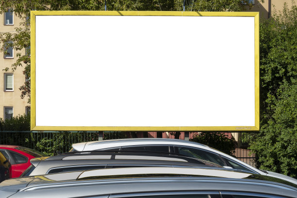 城市里的空白广告牌。广告牌前面停着几辆车图片下载