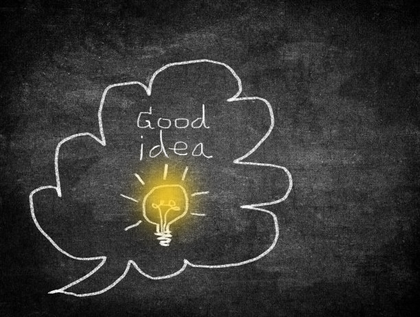 在黑板上手绘粉笔灯泡和单词好主意。图片下载