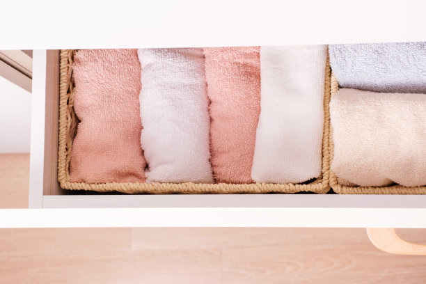 折叠毛巾在梳妆台的特写，空间组织的概念。图片下载