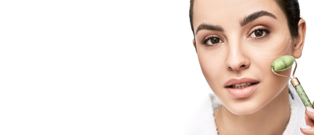 美丽的女人使用石头面部辊弹性完美的皮肤。玉辊用天然石英石美容图片下载