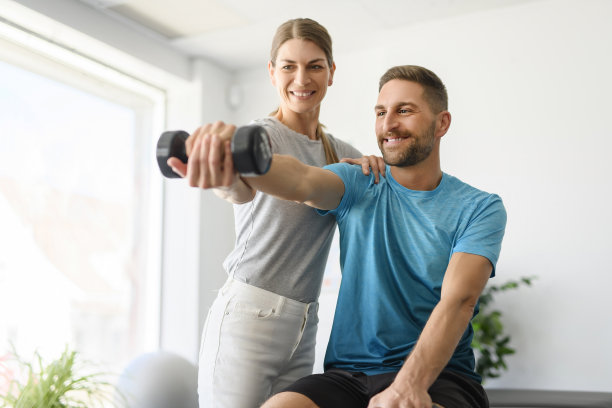 现代康复理疗女性工作者与男性客户图片下载