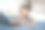 非裔美国小女孩躺在床上盯着笔记本电脑屏幕图片下载