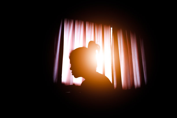 夕阳夕照上女子剪影，希望概念背景图片下载