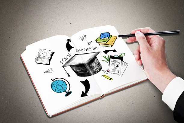 创意商人手绘教育素描与毕业帽在白色记事本上的灰色背景。知识、学校和职业观念。图片下载