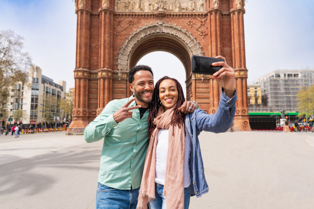 快乐的西班牙裔拉丁裔夫妇在户外约会图片下载