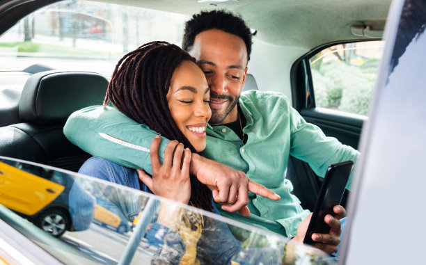 快乐的拉美裔夫妇开着出租车图片下载