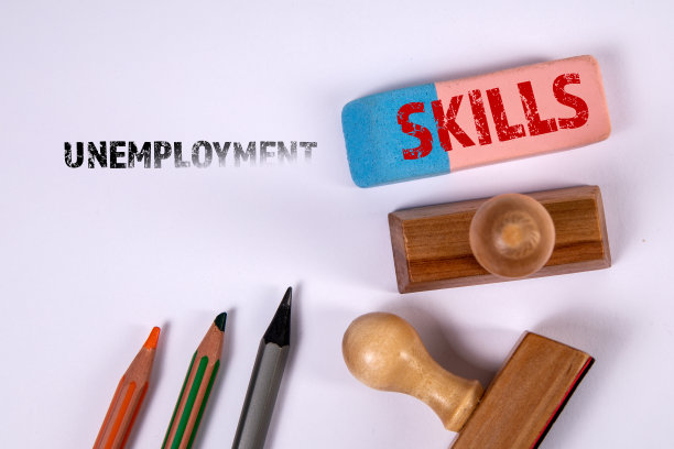 失业和技能概念。白色背景上的办公用品图片下载