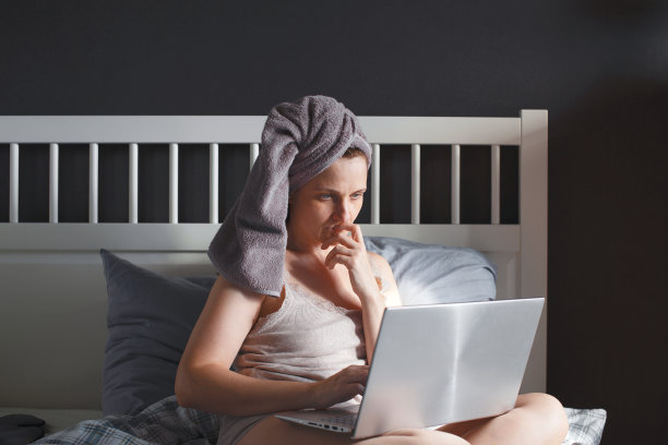 女人工作时带着笔记本坏，早上看新闻，在家工作的观念图片下载