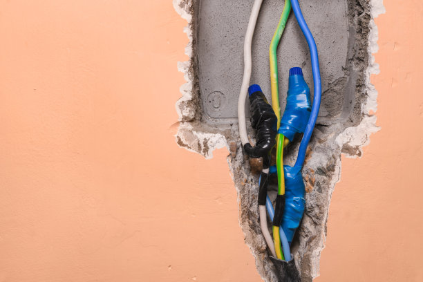 电线绞合，用胶带绝缘。图片下载