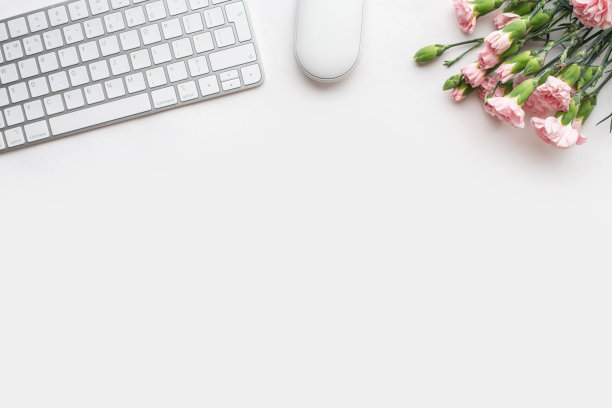 浪漫的工作场所，鲜花和键盘图片下载